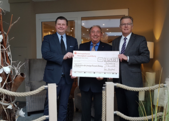 Scheckübergabe nach Charity Dinner