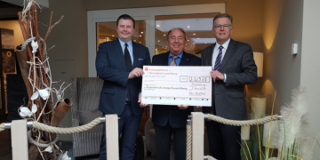 Scheckübergabe nach Charity Dinner