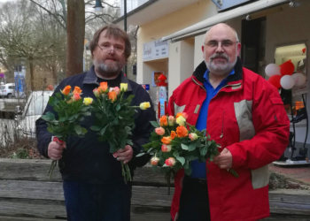 Linke verteilte Rosen am Internationalen Frauentag
