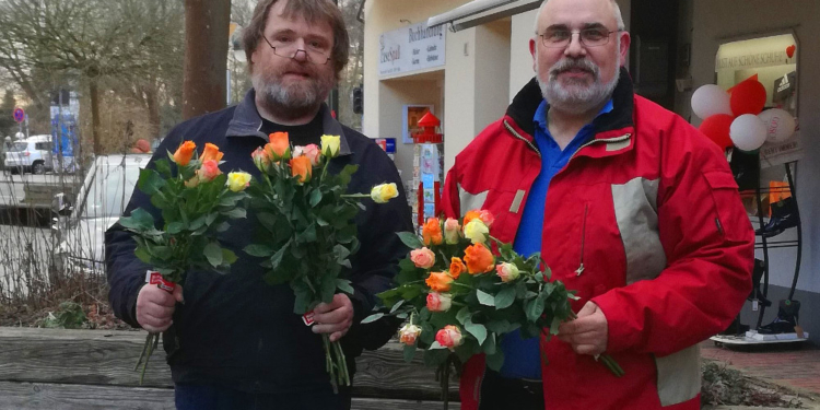 Linke verteilte Rosen am Internationalen Frauentag