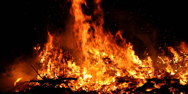 Großes Osterfeuer in Berkenthin