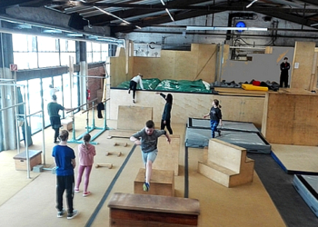 Ratzeburger Jugendbeirat erkundete Parkoureinrichtung ‚Die Halle‘ in Hamburg