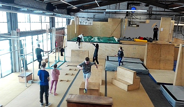 Ratzeburger Jugendbeirat erkundete Parkoureinrichtung ‚Die Halle‘ in Hamburg