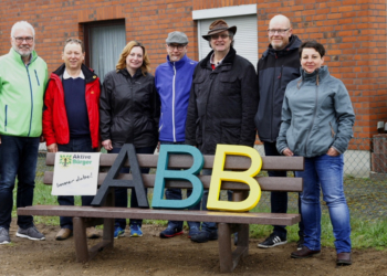 Die ‚Aktive-Bürger-Büchen Bank‘ steht