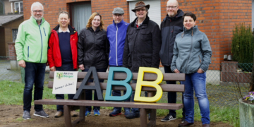 Die ‚Aktive-Bürger-Büchen Bank‘ steht