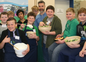 Musiker Till Krohn von ‚Jeden Tag Silvester‘ kochte mit 13 Jungs in Berkenthin