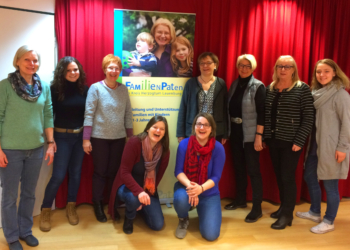 Acht frisch gekürte Familienpatinnen freuen sich auf ihren ersten Einsatz