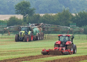 Düngen, Säen, Walzen: Bauern nutzen das Wetter für dringend anstehende Arbeiten