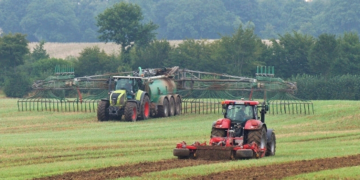 Düngen, Säen, Walzen: Bauern nutzen das Wetter für dringend anstehende Arbeiten