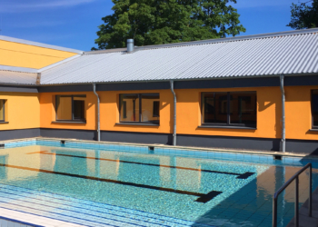 Abkühlung im Schul-Pool