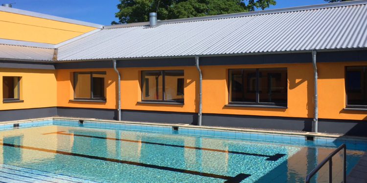 Abkühlung im Schul-Pool