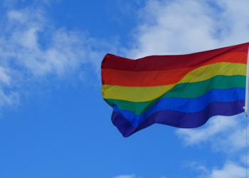 Finanzministerium hisst Regenbogenflagge zum Internationalen Tag gegen Homophobie