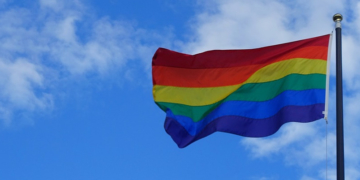 Finanzministerium hisst Regenbogenflagge zum Internationalen Tag gegen Homophobie