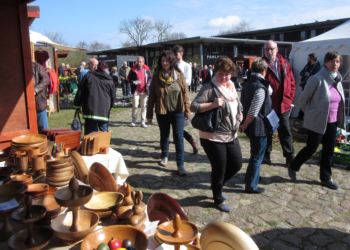 Biosphäre-Schaalsee-Markt mit Kaffee Kranich und handgefertigter Holzdeko