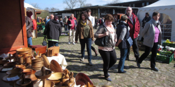 Biosphäre-Schaalsee-Markt mit Kaffee Kranich und handgefertigter Holzdeko