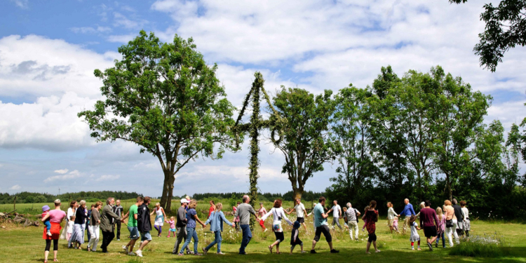 Zur Eröffnung ein Mittsommer-Familienfest