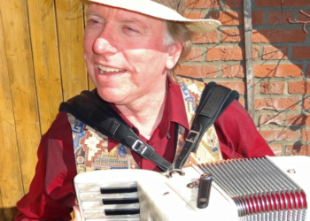 Schwedisches Mittsommerbuffet mit traditioneller nordischer Musikbegleitung