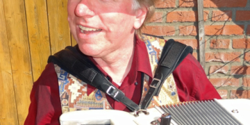 Schwedisches Mittsommerbuffet mit traditioneller nordischer Musikbegleitung