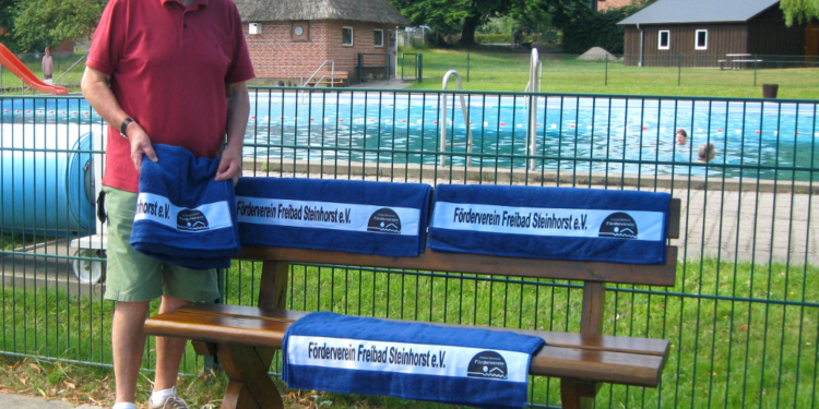 Förderverein Freibad Steinhorst präsentiert neues Badehandtuch