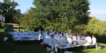 ‚White Dinner‘ im Rahmen der Eröffnungsfeier des KulturSommers am Kanal