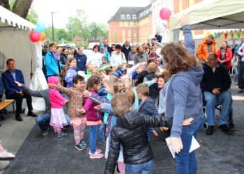 Kleine Entdecker, die die Welt erkunden