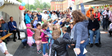 Kleine Entdecker, die die Welt erkunden