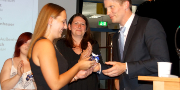 Junge Kaufleute feierlich verabschiedet