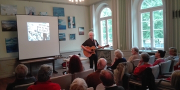 Bucky Halker gastierte mit dem ‚Ghost of Woody Guthrie‘ im POLITICALied