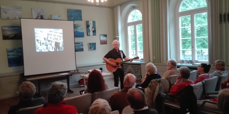Bucky Halker gastierte mit dem ‚Ghost of Woody Guthrie‘ im POLITICALied