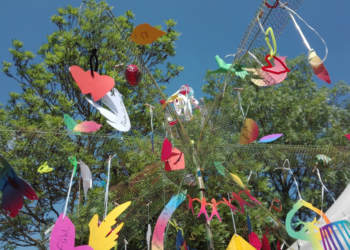 ‚Mobiles Kunstatelier‘ von Ebrahim Sharghi lässt einen Friedensbaum wachsen und ein neues Friedensschild entstehen