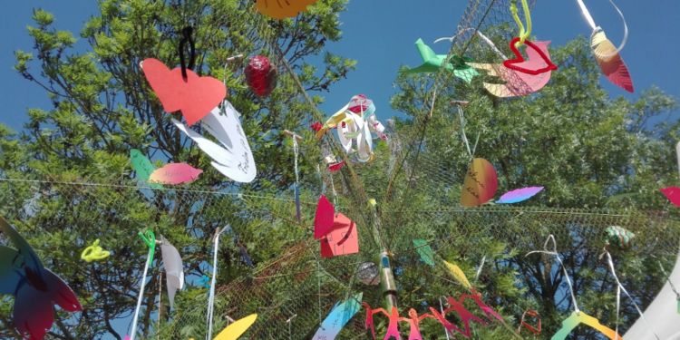 ‚Mobiles Kunstatelier‘ von Ebrahim Sharghi lässt einen Friedensbaum wachsen und ein neues Friedensschild entstehen