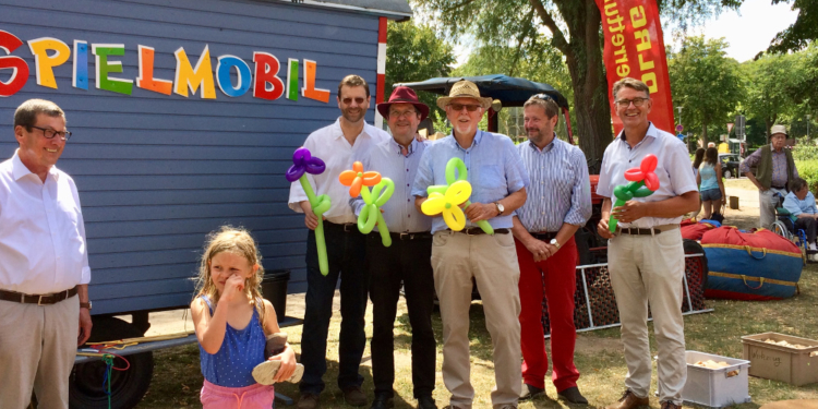 Ratzeburger Rotarier möbelten ‚Spielmobil‘ auf