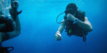 Ungewollter Tauchgang – was tun, wenn die Uhr ins Wasser fällt?