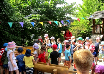 Neue Wasserspielanlage im städtischen Kindergarten mit Familiensommerfest eingeweiht