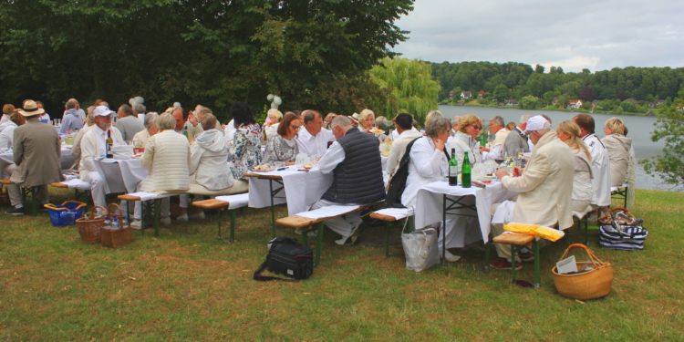 Mehr Besucher denn je beim ‚White Dinner‘ in Ratzeburg