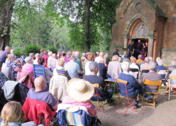 Kleines Festival vor dem Mausoleum