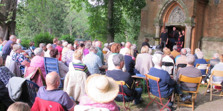 Kleines Festival vor dem Mausoleum