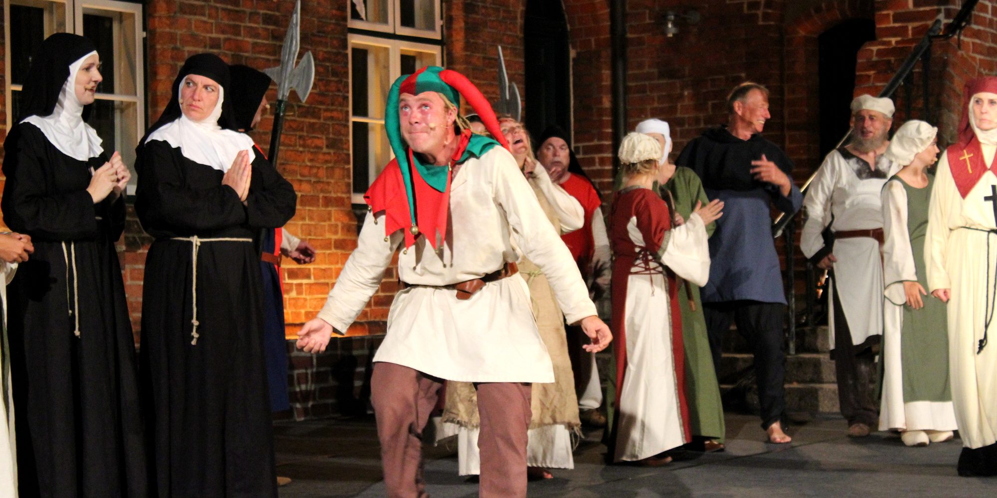 Die beliebten Eulenspiegel-Festpiele in Mölln werden um ein Jahr verschoben. Hier zu sehen: eine Szene aus "Rausch der Zeit" in 2018. Foto: Anders