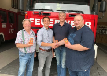 Schleswig-Holstein Netz spendet drei Kohlenmonoxid-Warner im Wert von 450 Euro an die freiwillige Feuerwehr Kuddewörde