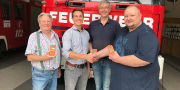 Schleswig-Holstein Netz spendet drei Kohlenmonoxid-Warner im Wert von 450 Euro an die freiwillige Feuerwehr Kuddewörde