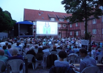 Mamma Mia 2 beim Open Air-Kino auf dem Lauenburger Kirchplatz