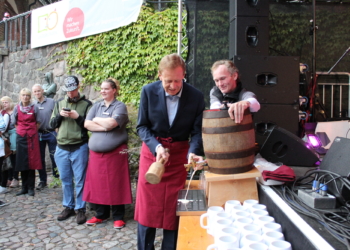Musik, Möllner Lauke, Riesenflohmarkt, rennende Menschen und Renn-Enten
