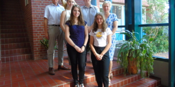 Bürgermeister Jan Wiegels begrüßt fünf neue Auszubildende