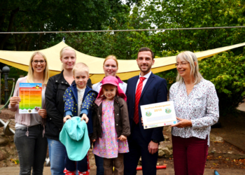 Krebsgesellschaft verleiht der Kita St. Willehad aus Groß Grönau das Sonnenschutz-Zertifikat