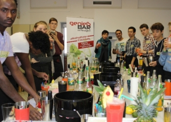 Kreissparkasse sponsert neue Cocktailbecher für die ‚genießBar im Herzogtum‘