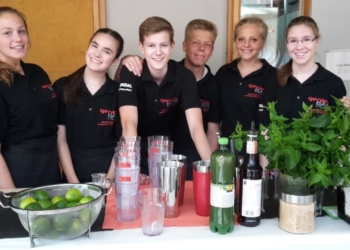 Nonstop-Mixen an der genießBar im Herzogtum: Toller Erfolg beim Abschlussfest der Gemeinschaftsschule Mölln