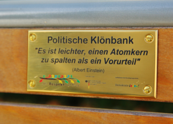 Ratzeburg: Erste ‚Politische Klönbank‘ auf dem Marktplatz eingeweiht