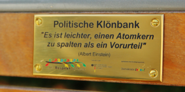 Ratzeburg: Erste ‚Politische Klönbank‘ auf dem Marktplatz eingeweiht
