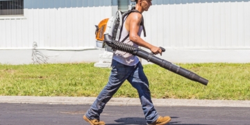 Laubbläser erschreckt Autofahrer: Wer haftet bei Unfall?