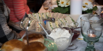 Tee-Expertin Regina Binder lädt zum Tasting